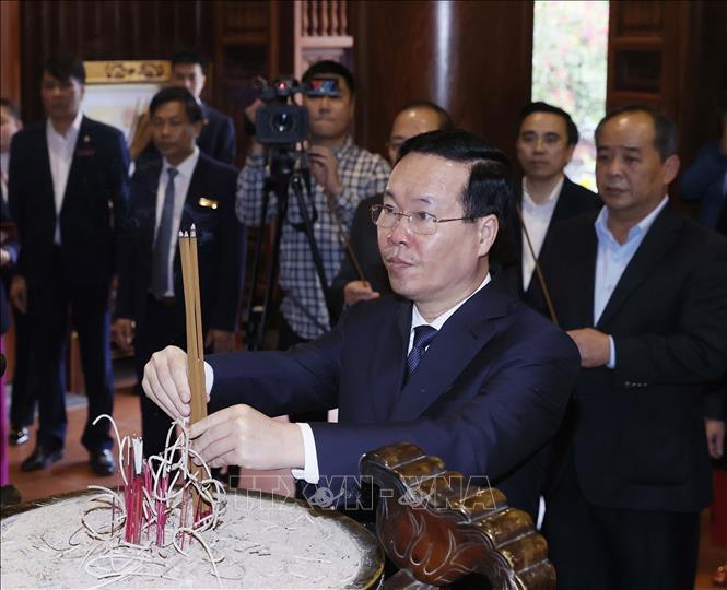 Chủ tịch nước Võ Văn Thưởng dâng hương tưởng nhớ Chủ tịch Hồ Chí Minh tại Khu di tích Quốc gia đặc biệt Kim Liên
