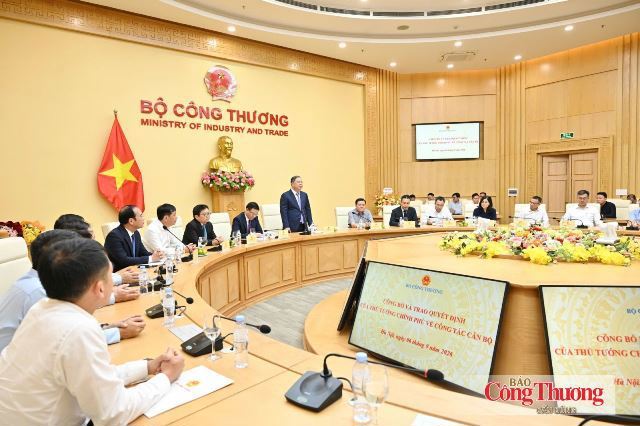 Trao Quyết định của Thủ tướng Chính phủ bổ nhiệm Thứ trưởng Bộ Công Thương