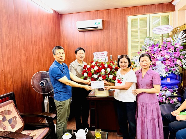 Lãnh đạo Hiệp hội Doanh nghiệp công nghiệp vừa và nhỏ Việt Nam chúc mừng Tạp chí Công nghiệp và Tiêu dùng nhân ngày 21/6
